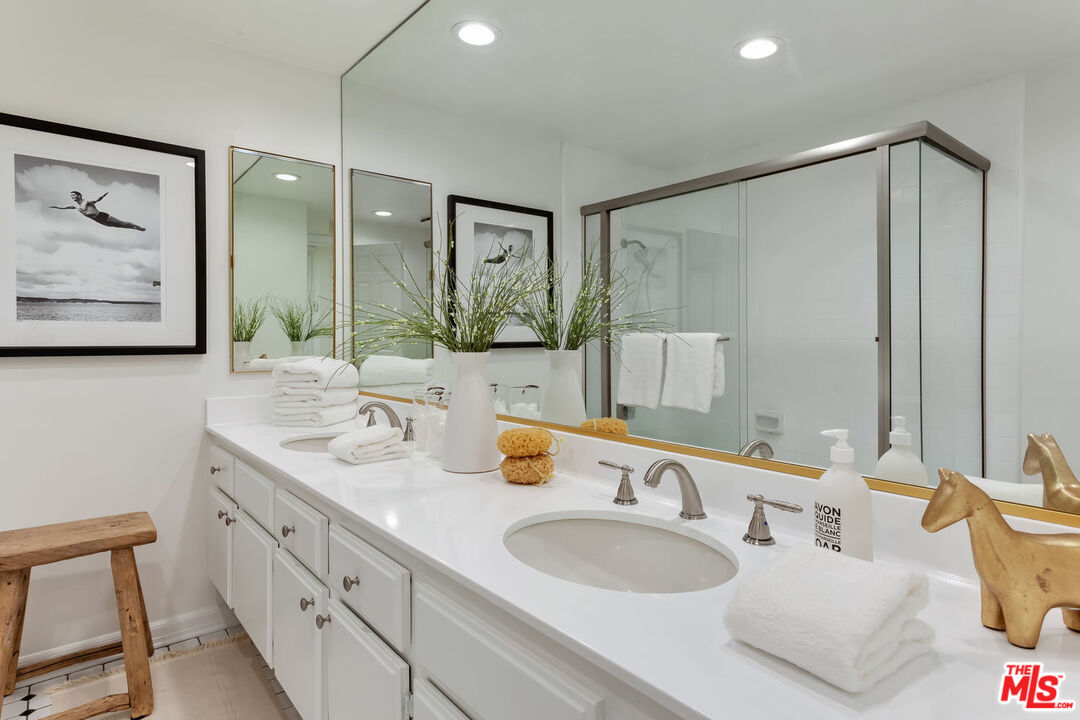 2311 Roscomare Road, Unit 12 Los Angeles, CA 90077 - Photo 33 of 34 Gallery Image 33