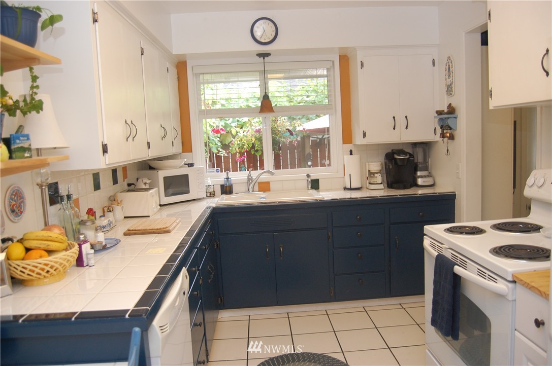 7129 Lower Ridge Road Everett, WA 98203 - Photo 11 of 25