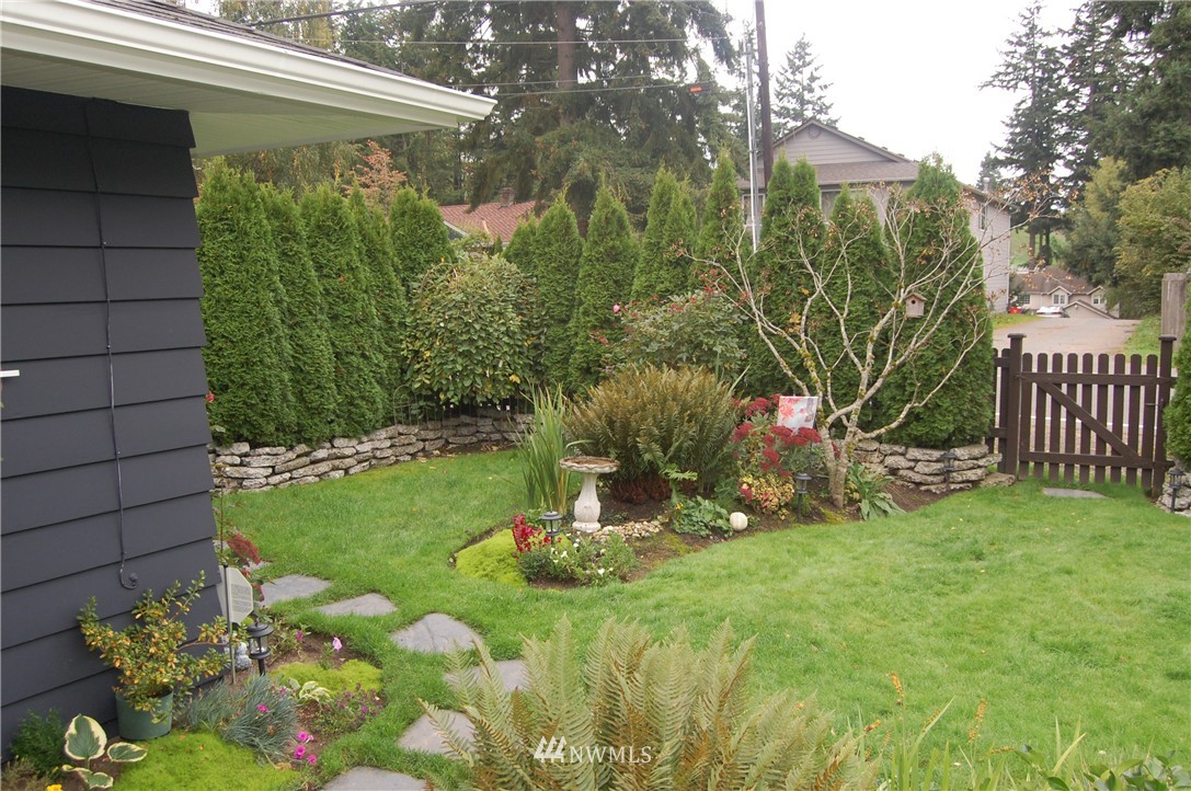7129 Lower Ridge Road Everett, WA 98203 - Photo 3 of 25
