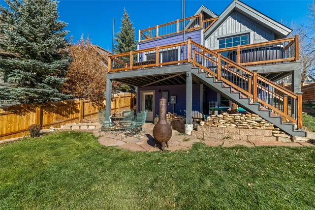 a view of a house with backyard and sitting area