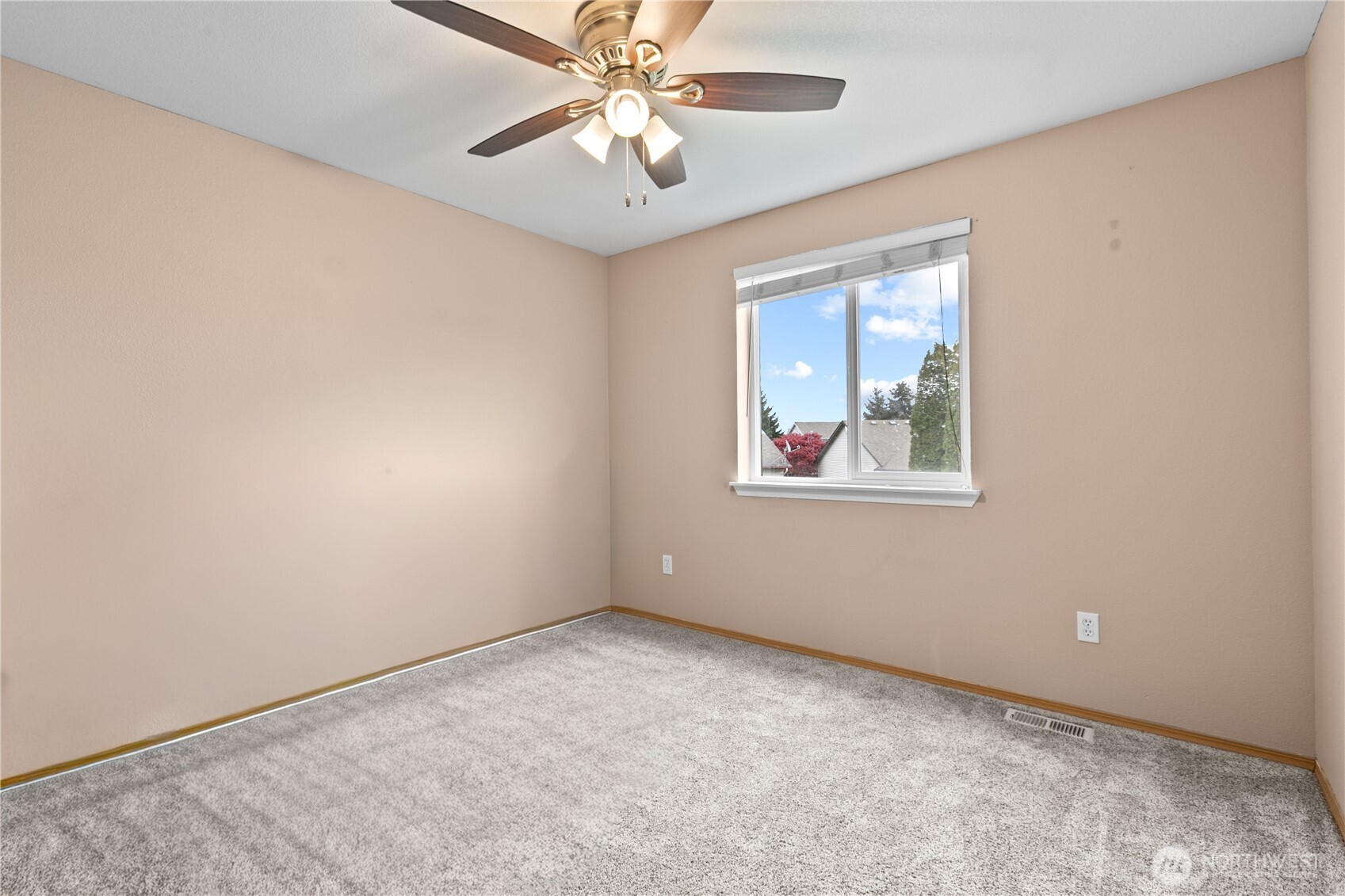 427 Klinger Street Sedro-Woolley, WA 98284 - Photo 18 of 25 an empty room with windows and fan