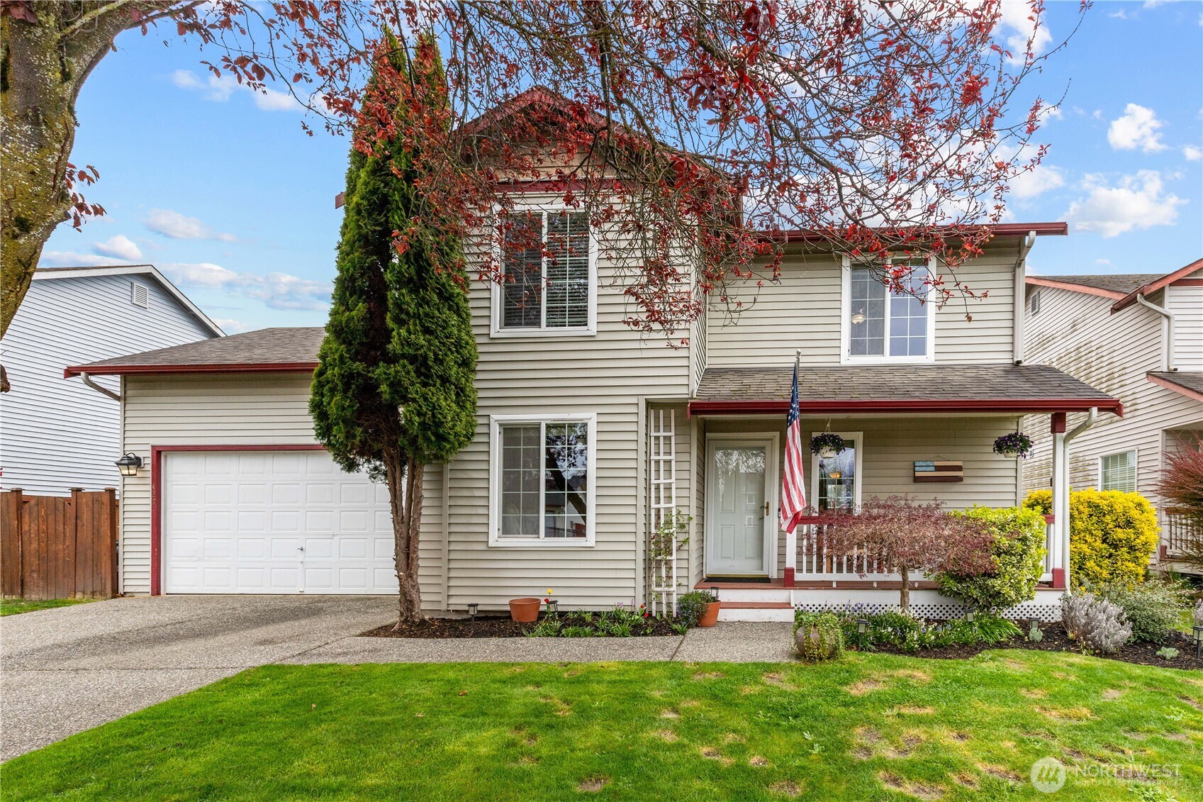 427 Klinger Street Sedro-Woolley, WA 98284 - Photo 2 of 25 a front view of a house with a garden and yard