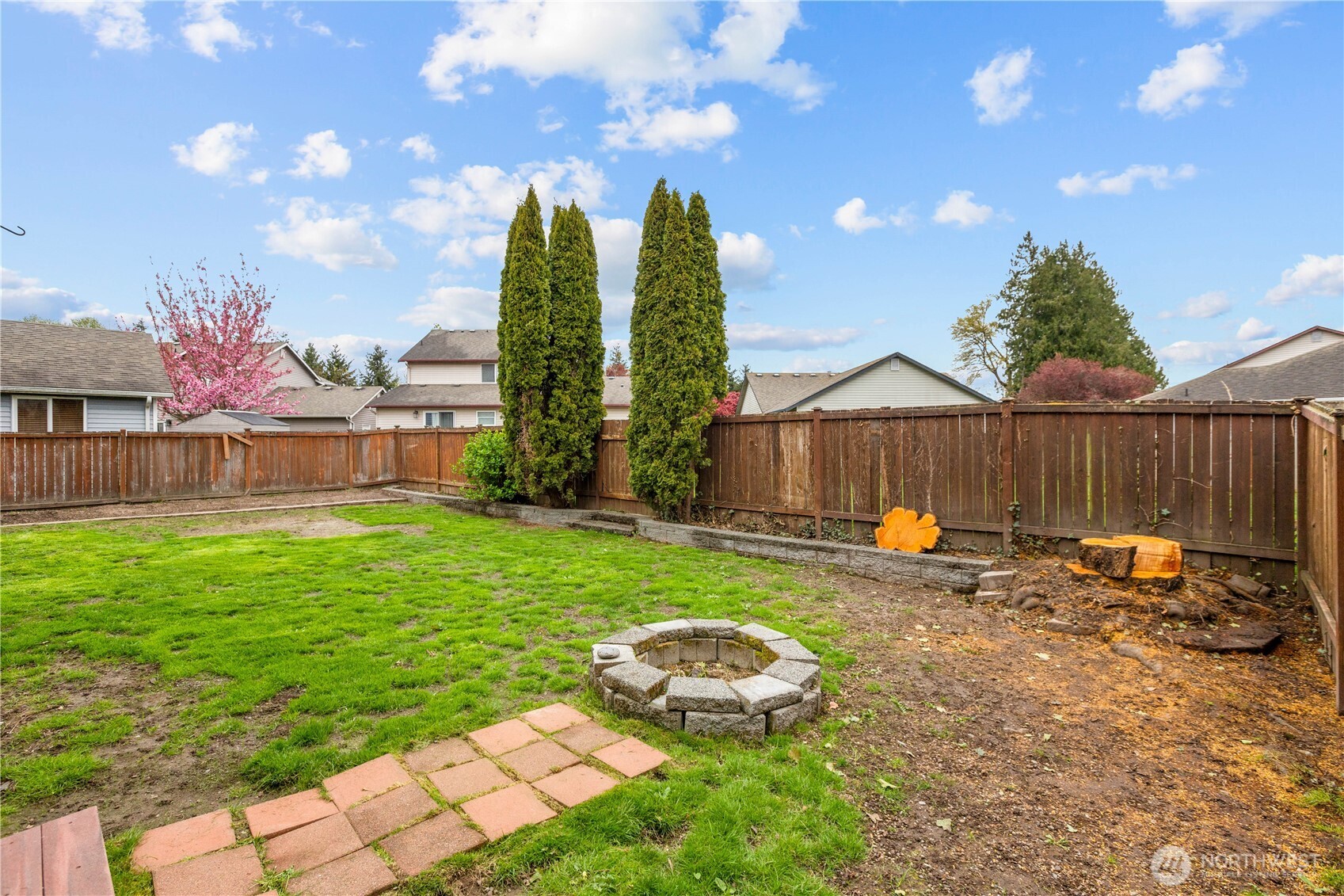 427 Klinger Street Sedro-Woolley, WA 98284 - Photo 21 of 25 a backyard of a house with table and chairs