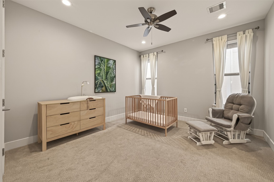 604 West Pierce Street Houston, TX 77019 - Photo 20 of 33 a room with furniture and windows