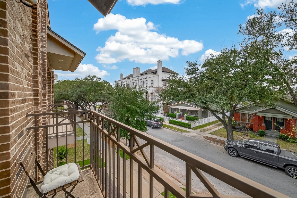 604 West Pierce Street Houston, TX 77019 - Photo 30 of 33 a view of a city from a balcony
