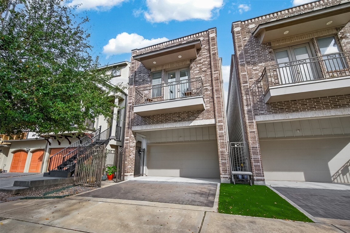 604 West Pierce Street Houston, TX 77019 - Photo 3 of 33 front view of a house with a yard