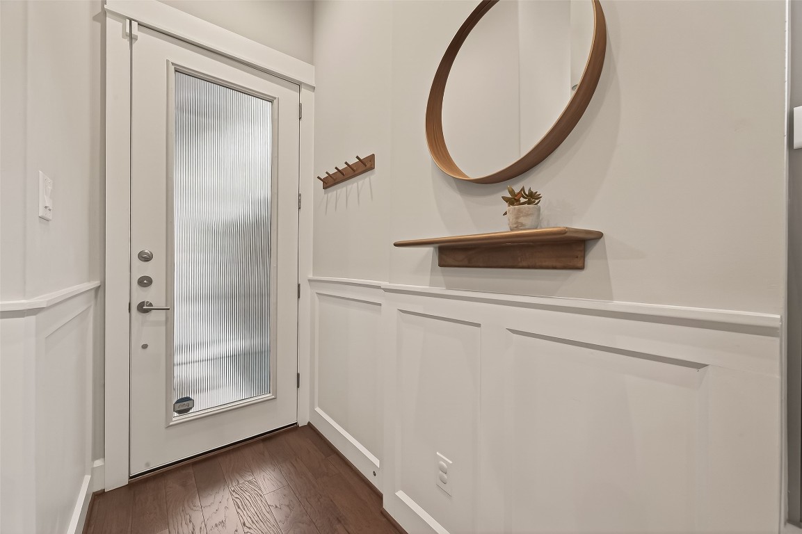 604 West Pierce Street Houston, TX 77019 - Photo 4 of 33 a bathroom with a mirror a sink and a mirror