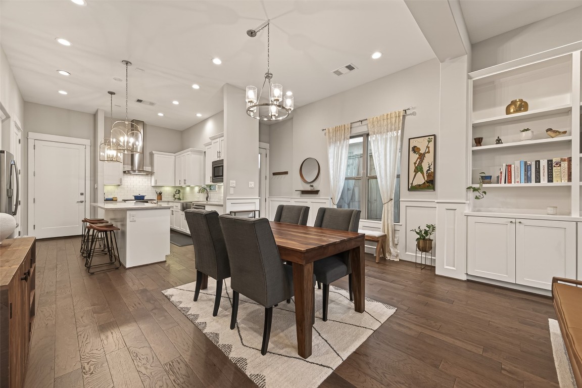 604 West Pierce Street Houston, TX 77019 - Photo 9 of 33 a large kitchen with a table and chairs