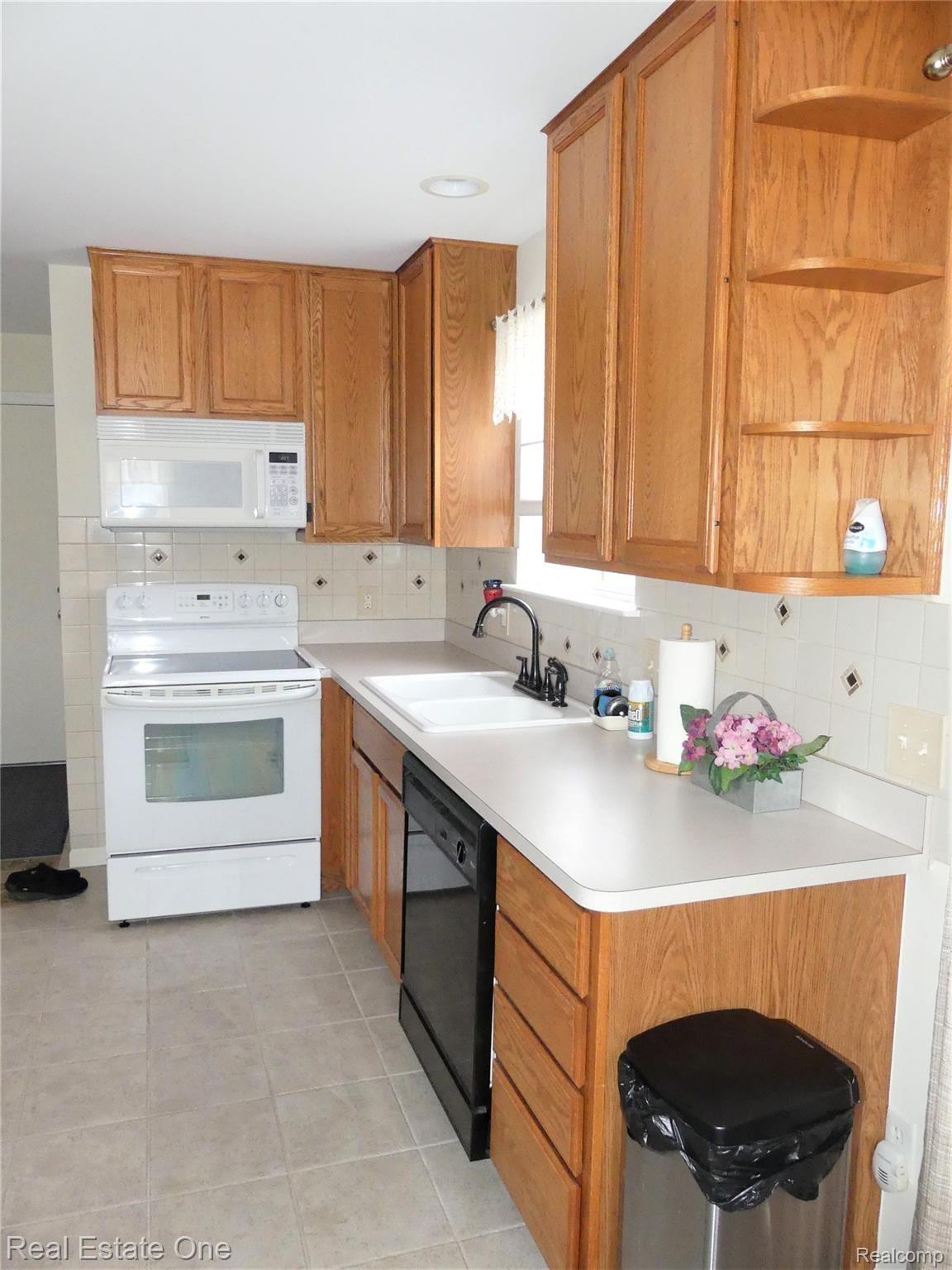 23913 Carter Road, Unit 26 Trenton, MI 48183 - Photo 10 of 29 P1020741.JPG