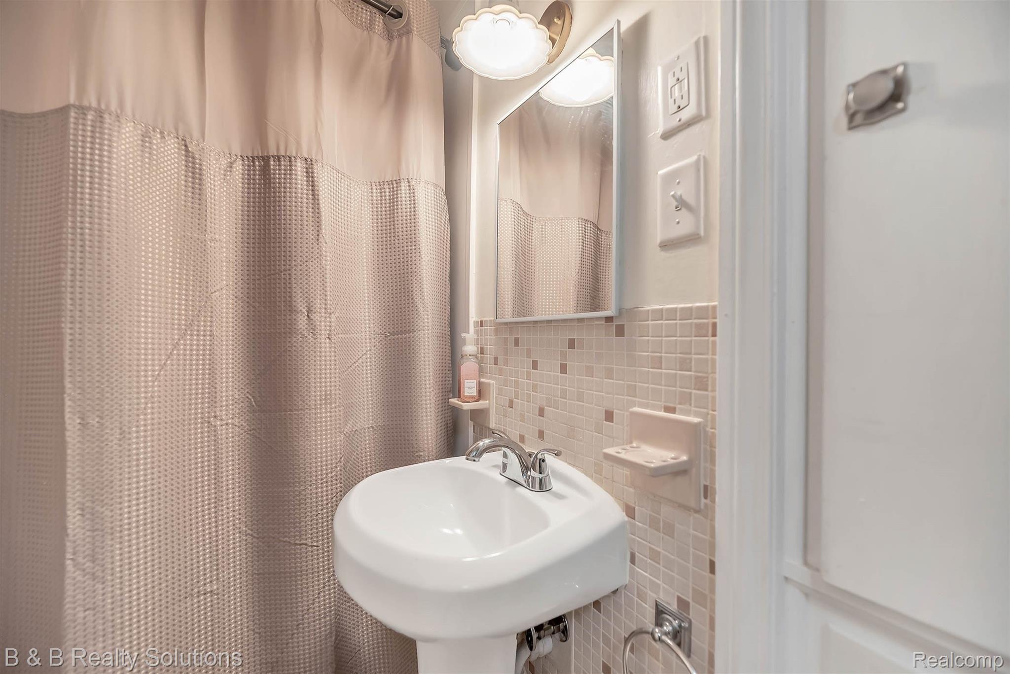 5220 North State Road Davison, MI 48423 - Photo 25 of 45 27-5220 N State Rd-WindowStill-Real.jpg
