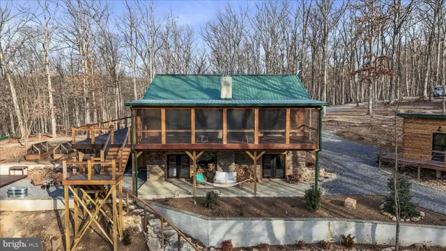 $825,000 | 26 Hideout Way, Great Cacapon, WV 25422