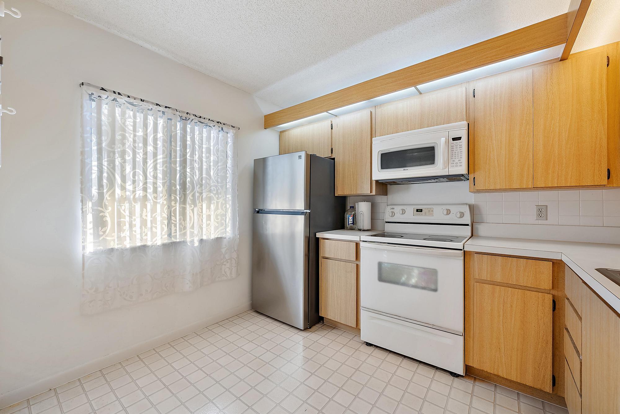 1701 Marina Isle Way, Unit 202 Jupiter, FL 33477 - Photo 8 of 51 Kitchen