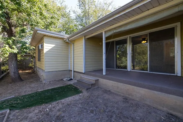 a view of a house with backyard and garden
