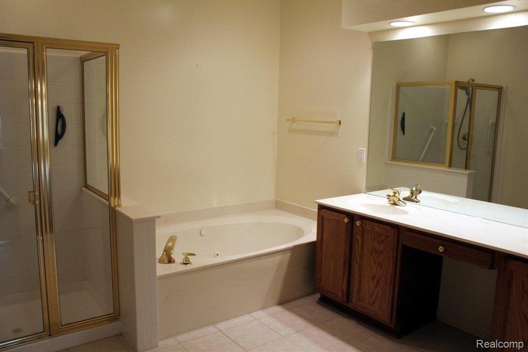 1334 Copper Circle, Unit 24 Rochester, MI 48306 - Photo 9 of 19 Master Bathroom