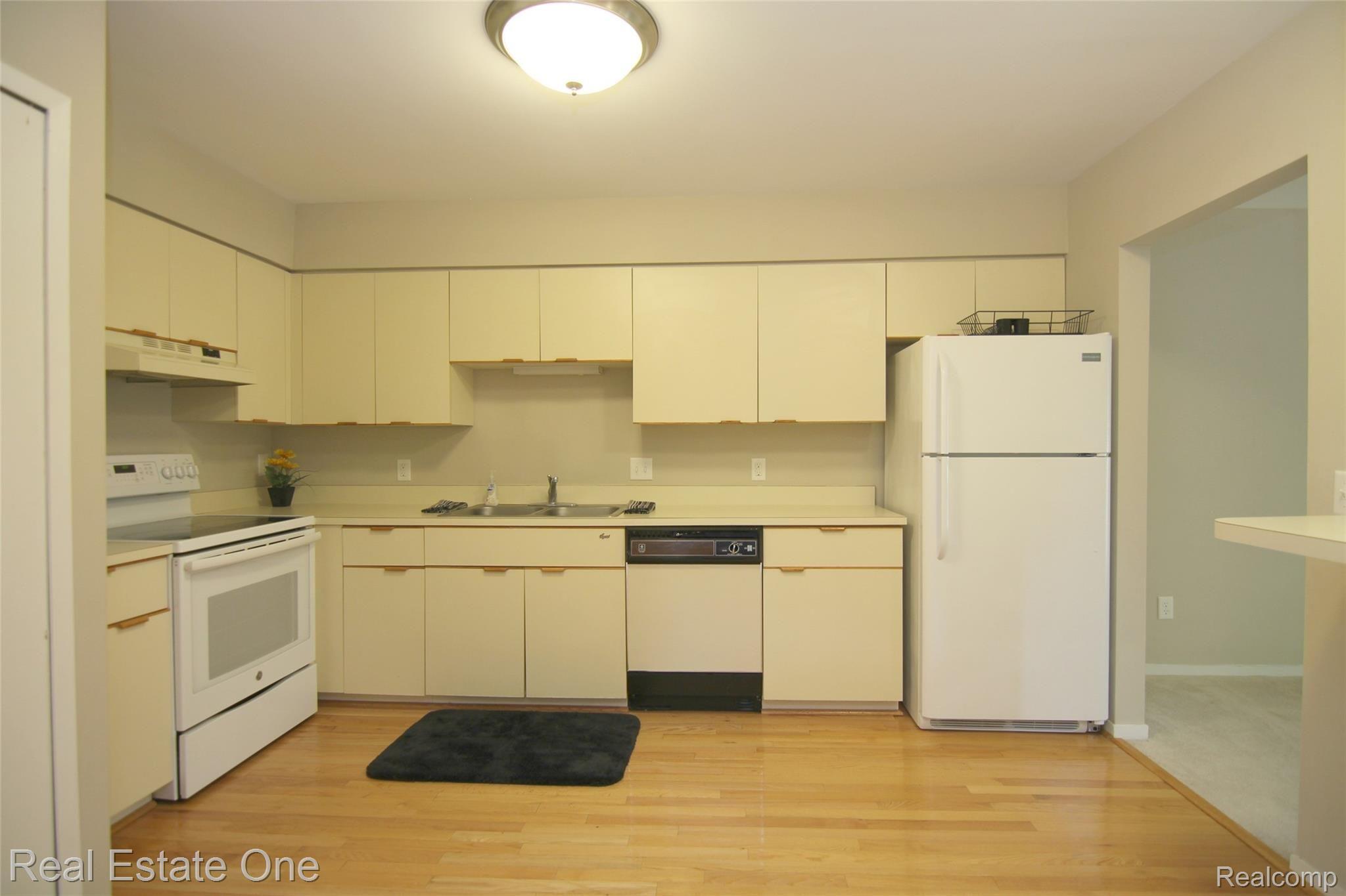 559 Harrow Court, Unit 39 Rochester, MI 48307 - Photo 8 of 19 jHarrow Ct Kitchen.jpg