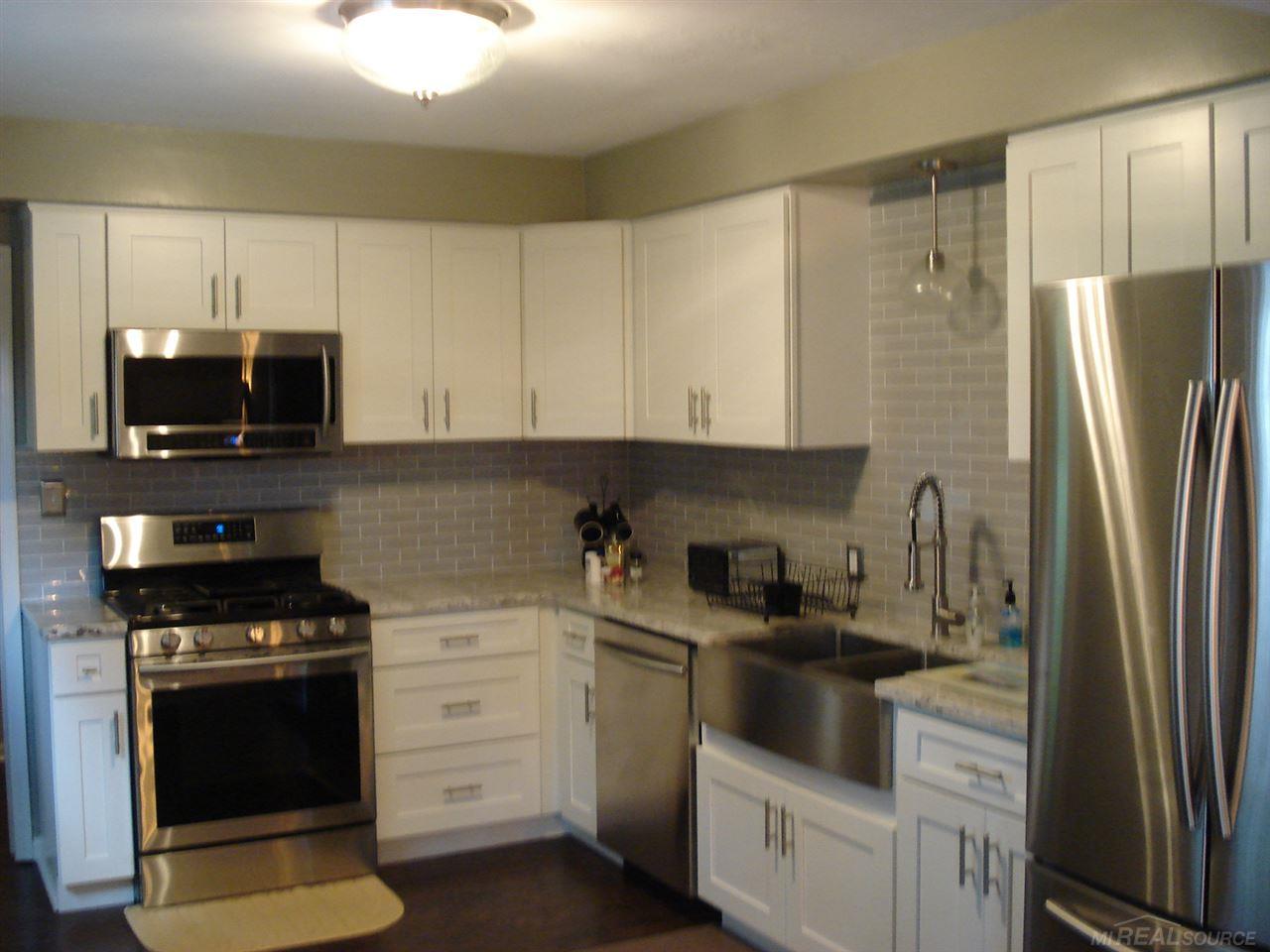 6292 Lakeshore Road Lexington, MI 48450 - Photo 13 of 31 31330020-12.JPG