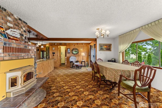 a kitchen that has a stove and a refrigerator