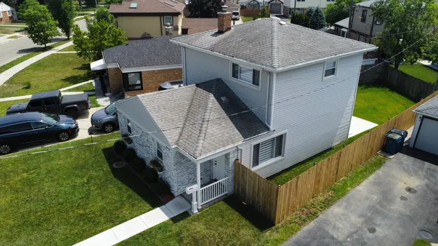 an aerial view of a house having yard