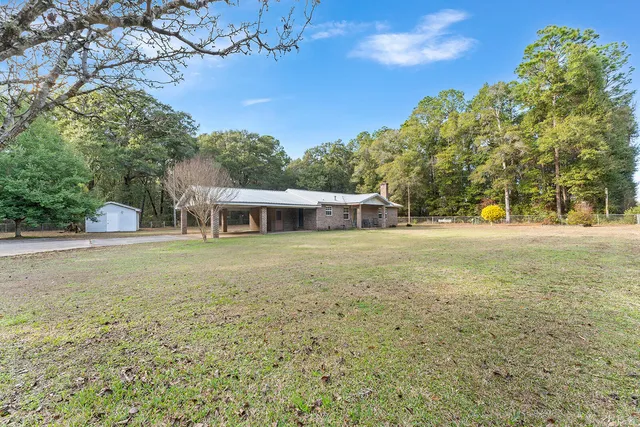 a view of a outdoor space with a house and a park