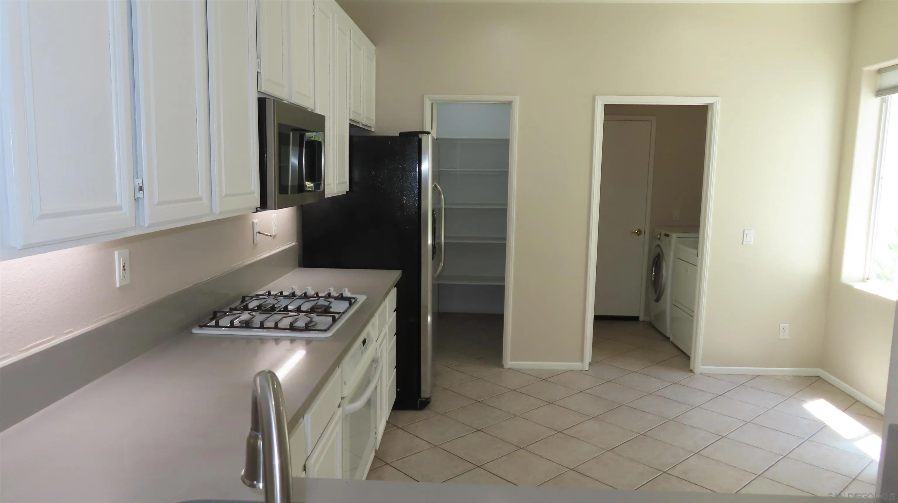 3755 Carmel View Road, Unit 3 San Diego, CA 92130 - Photo 9 of 43 Kitchen