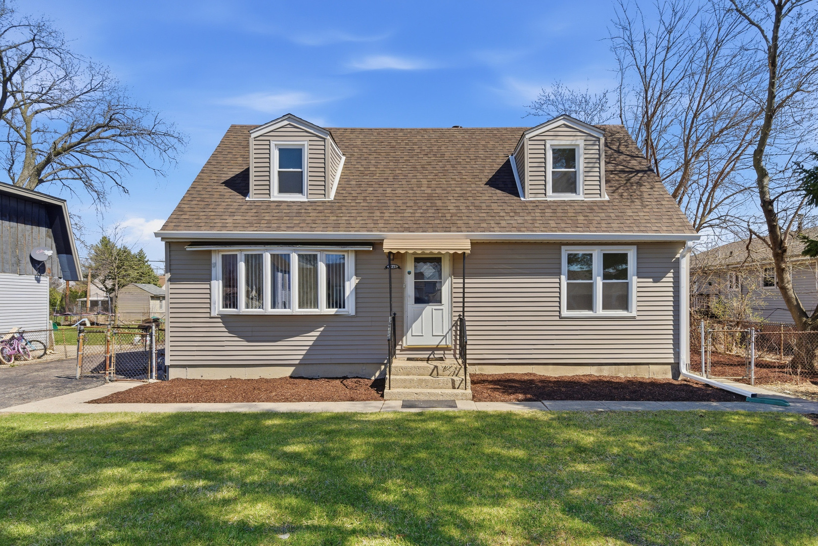 7545 Beloit Avenue Bridgeview, IL 60455 - Photo 3 of 31 a front view of a house with a garden