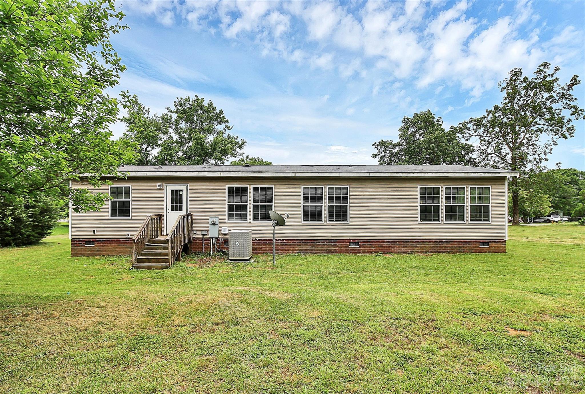 812 Margrace Road Kings Mountain, NC 28086 - Photo 6 of 34 a view of a house with a backyard