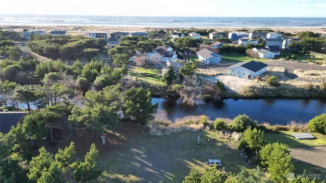 a view of a yard with a fountain
