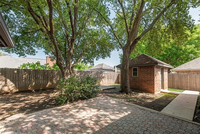 a view of a backyard