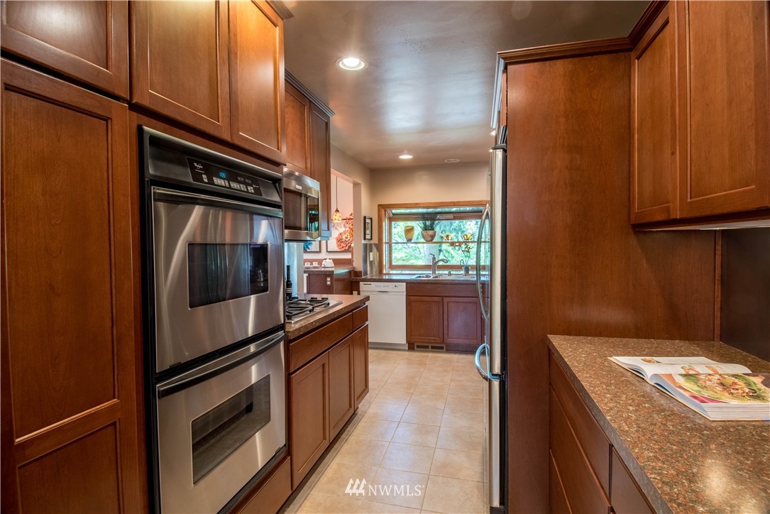 7705 195th Street Southwest Edmonds, WA 98026 - Photo 4 of 25 Gallery Image 4