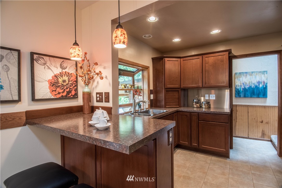 7705 195th Street Southwest Edmonds, WA 98026 - Photo 5 of 25 Gallery Image 5