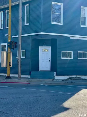 $900 | 627 1/2 North Division Street, Davenport, IA 52802