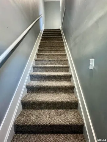 $900 | 627 1/2 North Division Street, Davenport, IA 52802