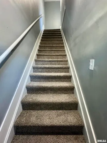 $900 | 627 1/2 North Division Street, Davenport, IA 52802