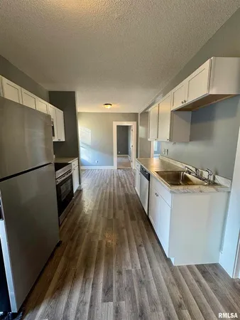 $900 | 627 1/2 North Division Street, Davenport, IA 52802