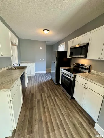 $900 | 627 1/2 North Division Street, Davenport, IA 52802