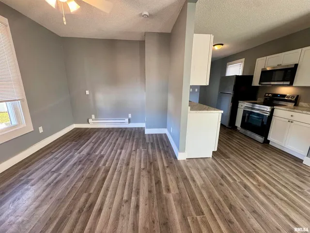 $900 | 627 1/2 North Division Street, Davenport, IA 52802