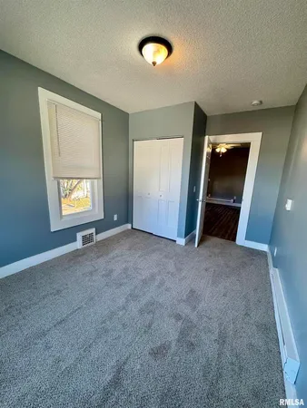 $900 | 627 1/2 North Division Street, Davenport, IA 52802