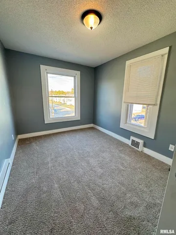 $900 | 627 1/2 North Division Street, Davenport, IA 52802