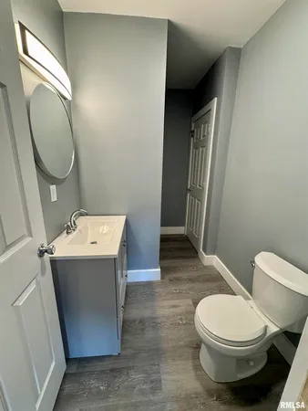 $900 | 627 1/2 North Division Street, Davenport, IA 52802