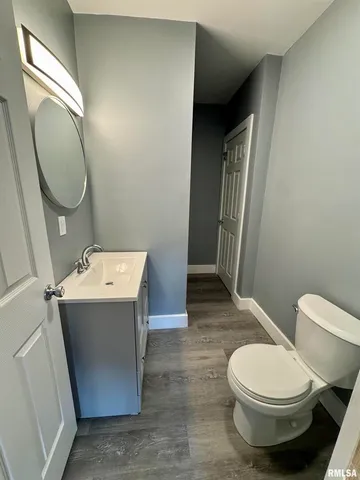 $900 | 627 1/2 North Division Street, Davenport, IA 52802