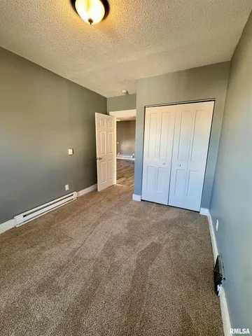 $900 | 627 1/2 North Division Street, Davenport, IA 52802