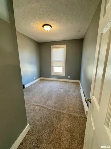 $900 | 627 1/2 North Division Street, Davenport, IA 52802