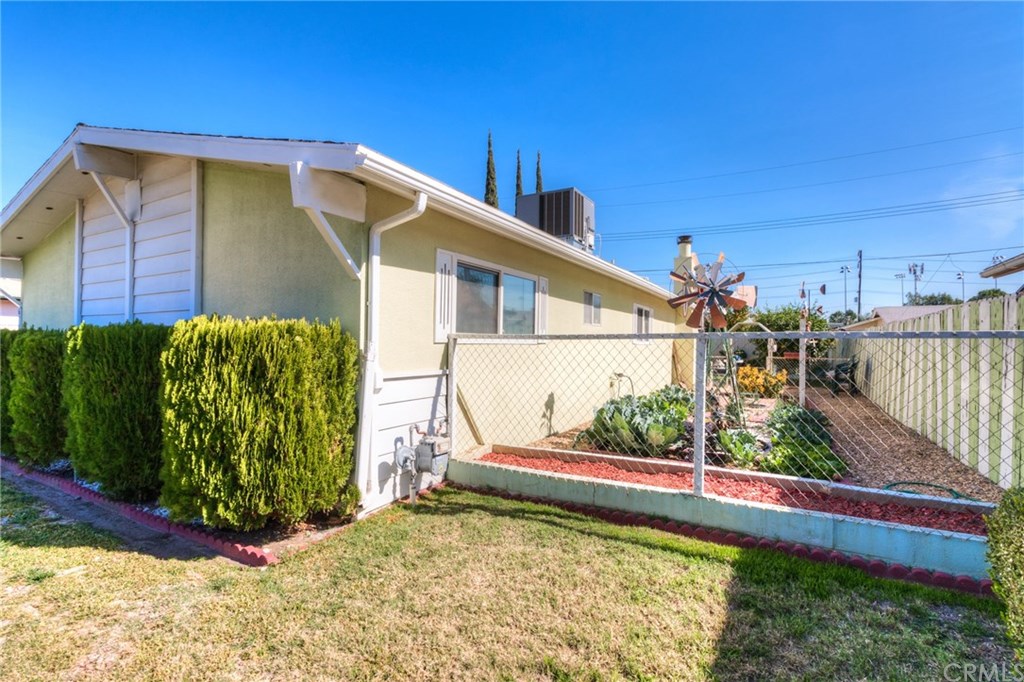 6250 Hillside Avenue Riverside, CA 92504 - Photo 2 of 32 Side yard with garden