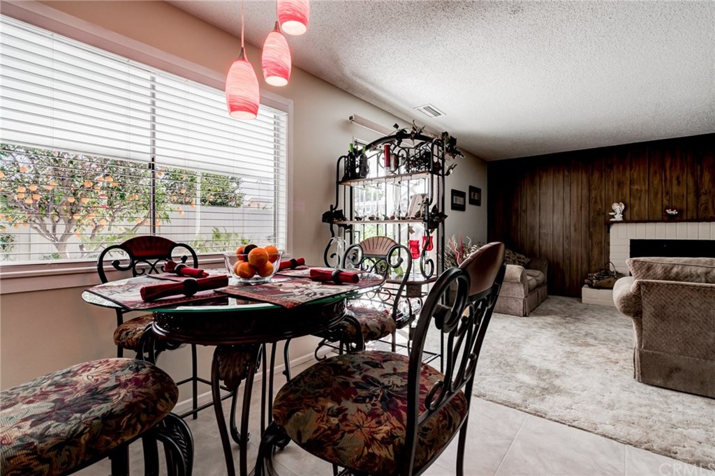 6250 Hillside Avenue Riverside, CA 92504 - Photo 14 of 32 nook and living room