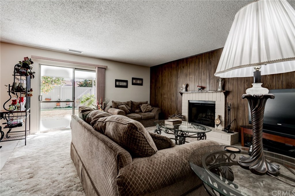 6250 Hillside Avenue Riverside, CA 92504 - Photo 17 of 32 living room