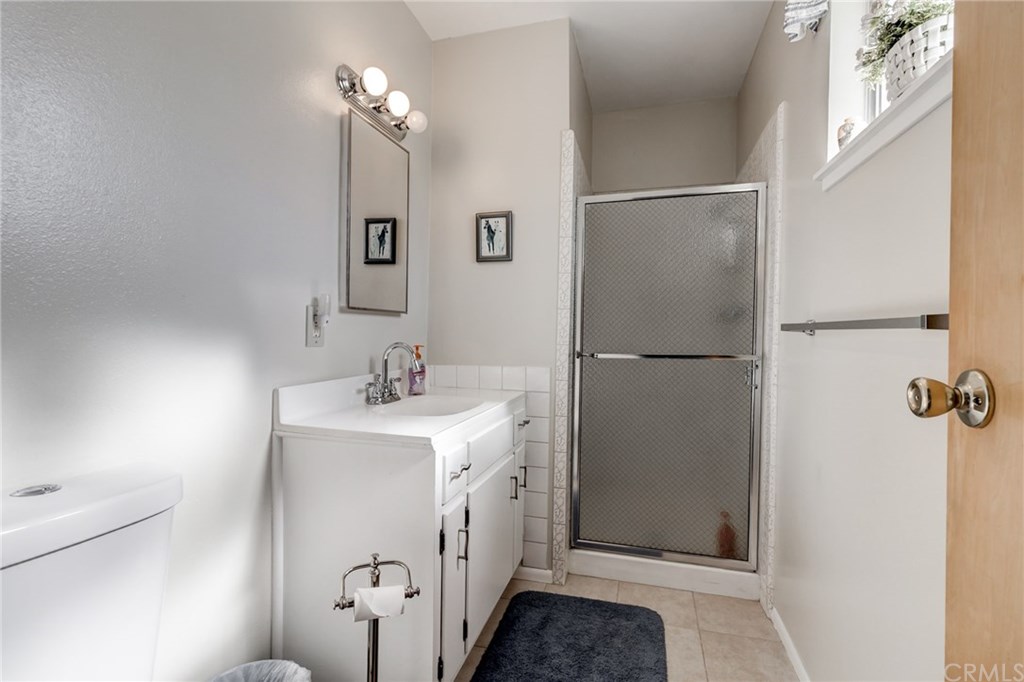 6250 Hillside Avenue Riverside, CA 92504 - Photo 23 of 32 master bath