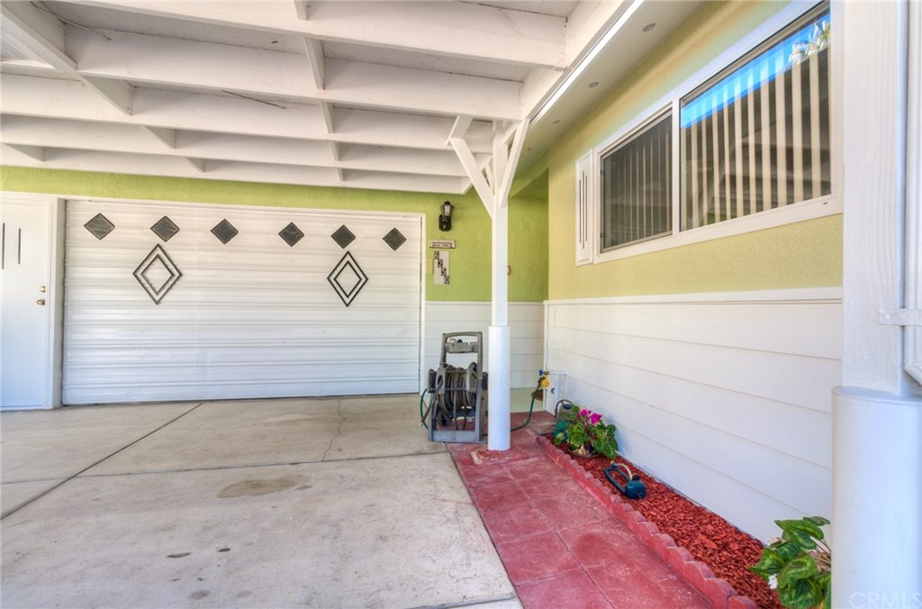 6250 Hillside Avenue Riverside, CA 92504 - Photo 4 of 32 carport, garage