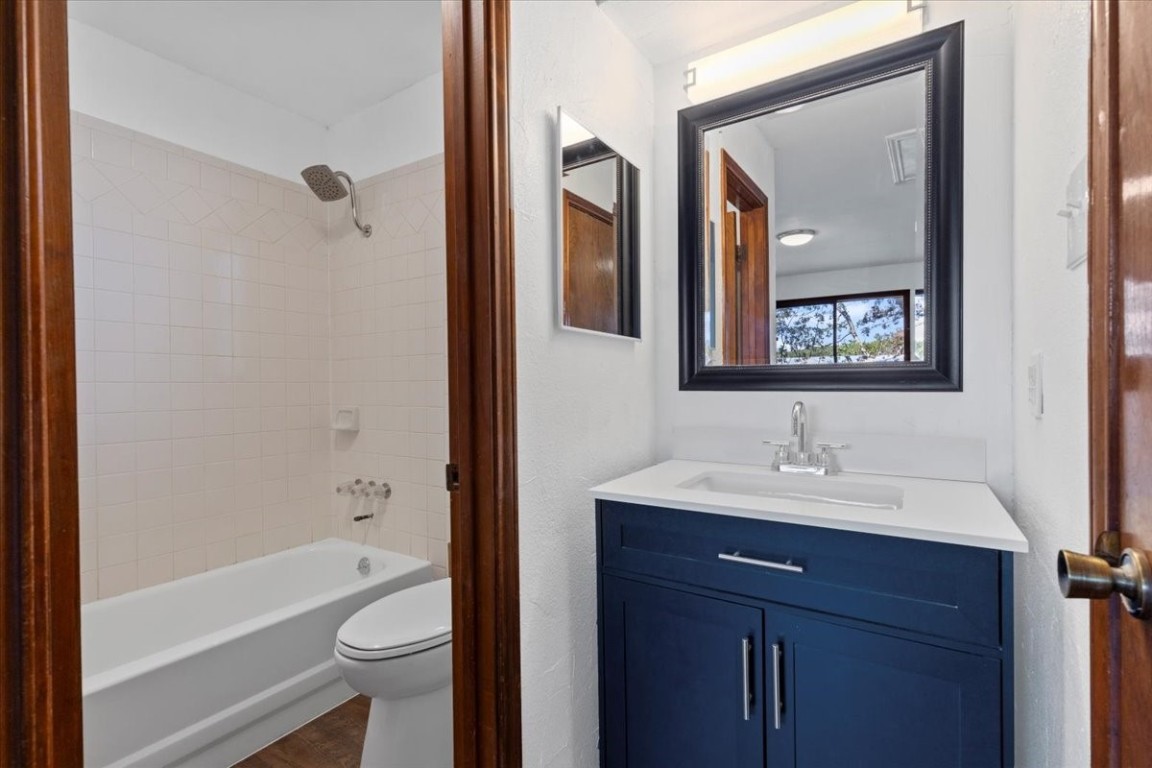 502 Grace Lane Austin, TX 78746 - Photo 33 of 37 a bathroom with a toilet a sink and a bathtub