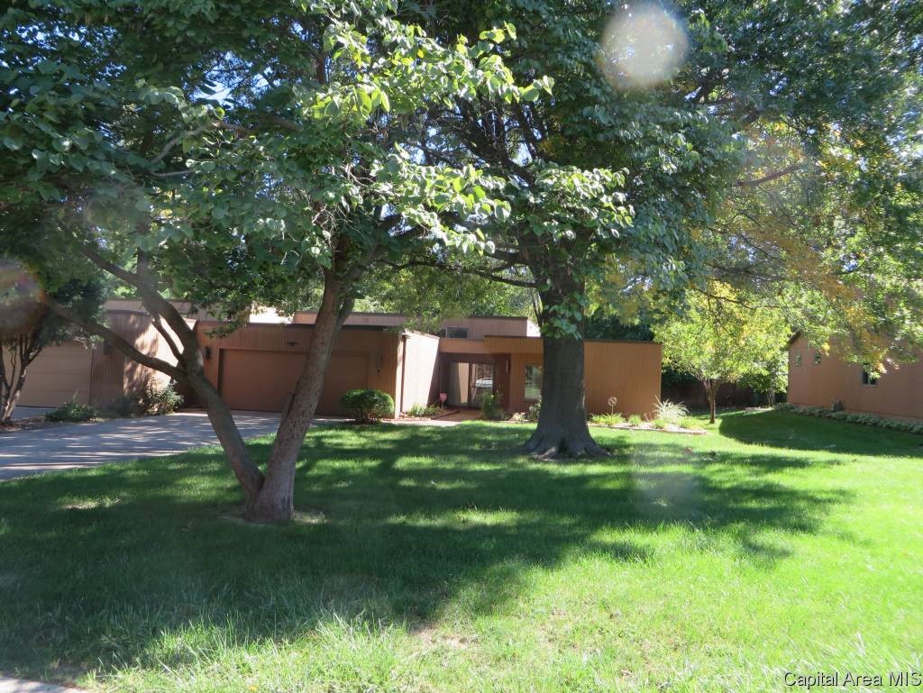 4 Washington Place Springfield, IL 62702 - Photo 1 of 13
