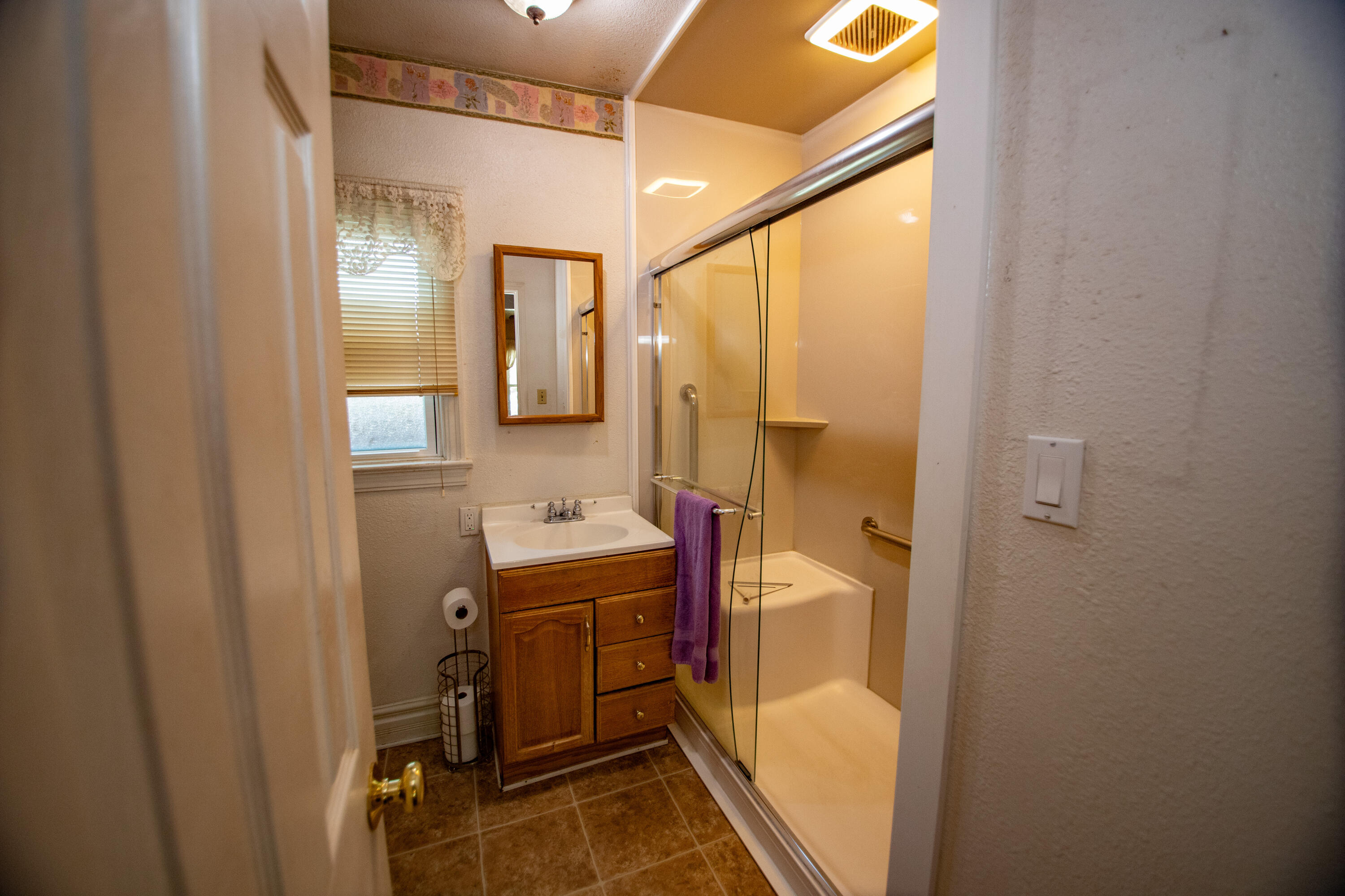 856 State Street Redding, CA 96001 - Photo 4 of 13 a bathroom with a tub and a sink